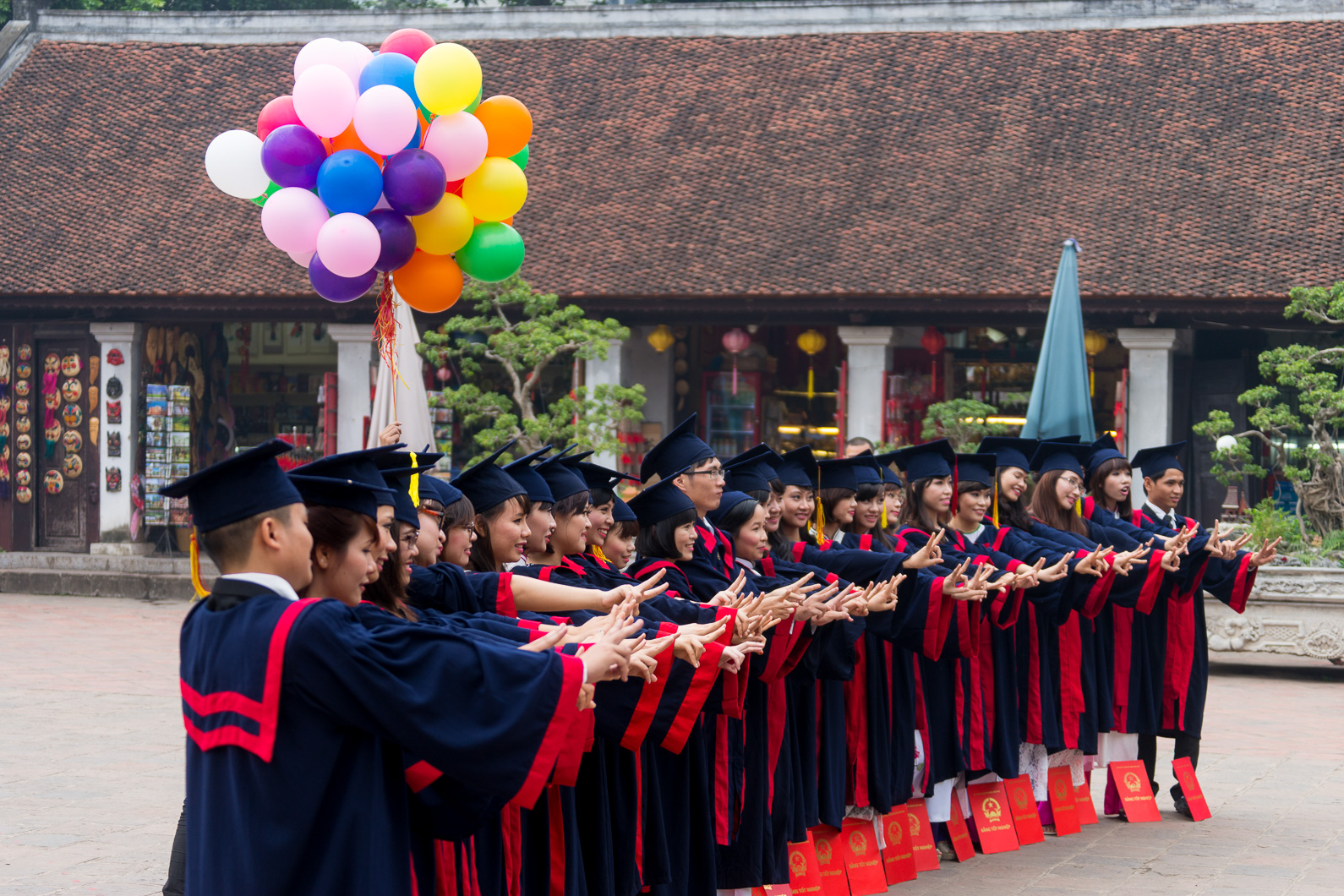 20141105 101055 Uni Abschlussfeier im Park des Literaturtempels